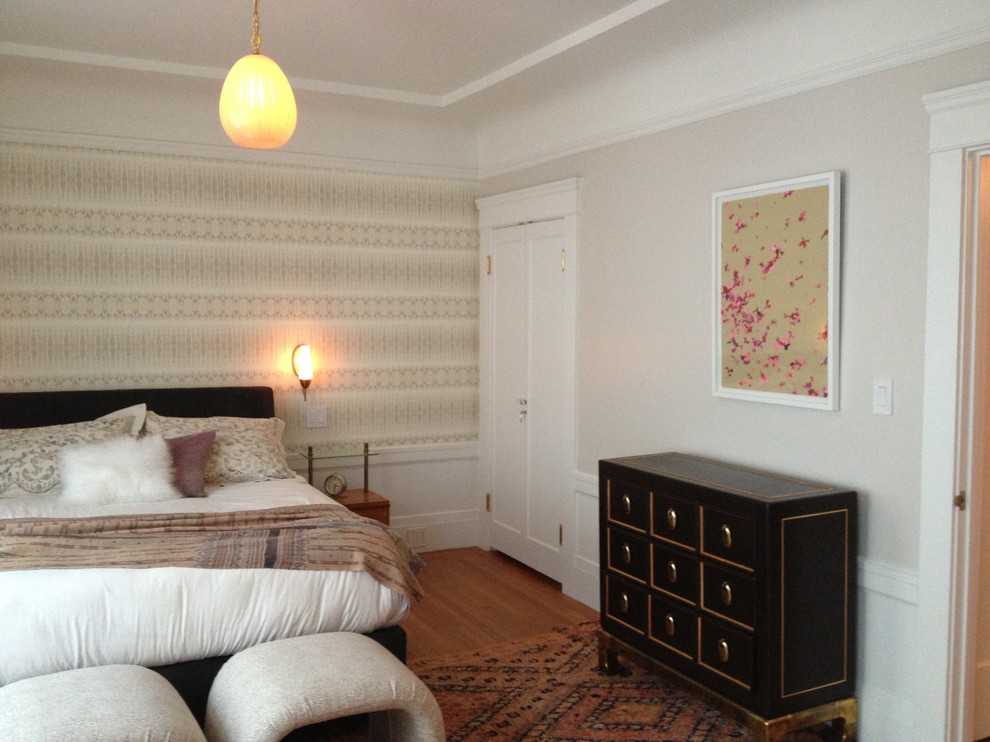 Foto di una camera matrimoniale design di medie dimensioni con pareti bianche e parquet chiaro