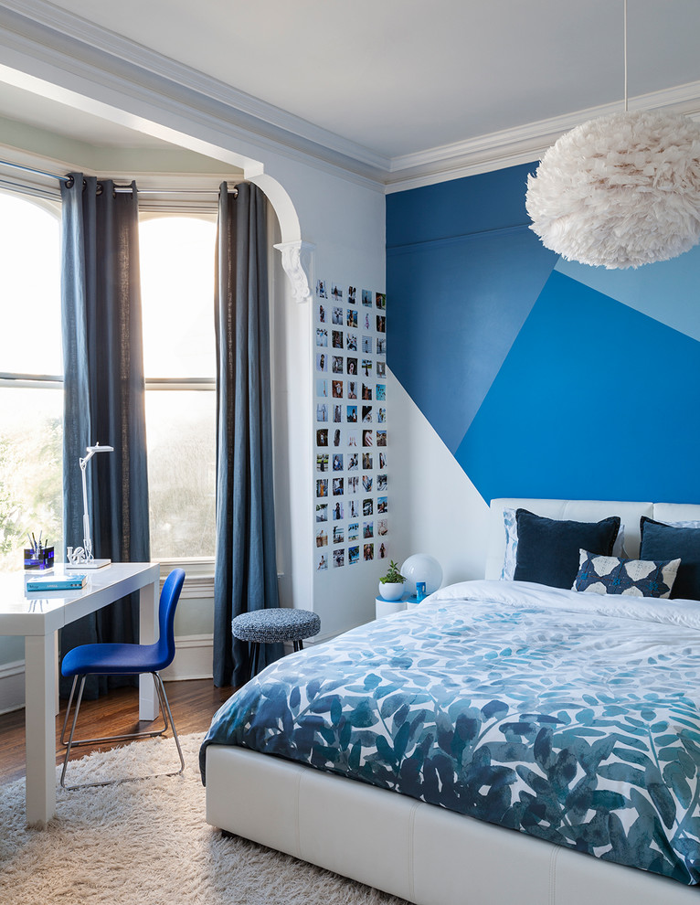 サンフランシスコにあるコンテンポラリースタイルのおしゃれな寝室 (青い壁、濃色無垢フローリング、青いカーテン) のインテリア
