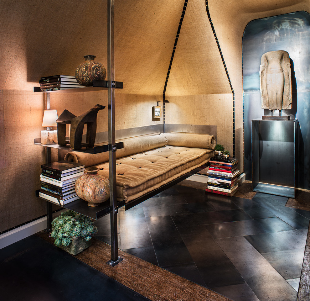 Immagine di una camera degli ospiti bohémian di medie dimensioni con pareti marroni, pavimento in legno massello medio e nessun camino