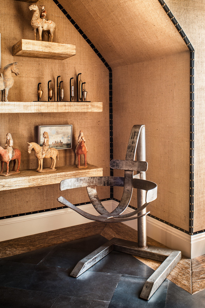 Foto de habitación de invitados bohemia de tamaño medio sin chimenea con paredes marrones y suelo de madera en tonos medios
