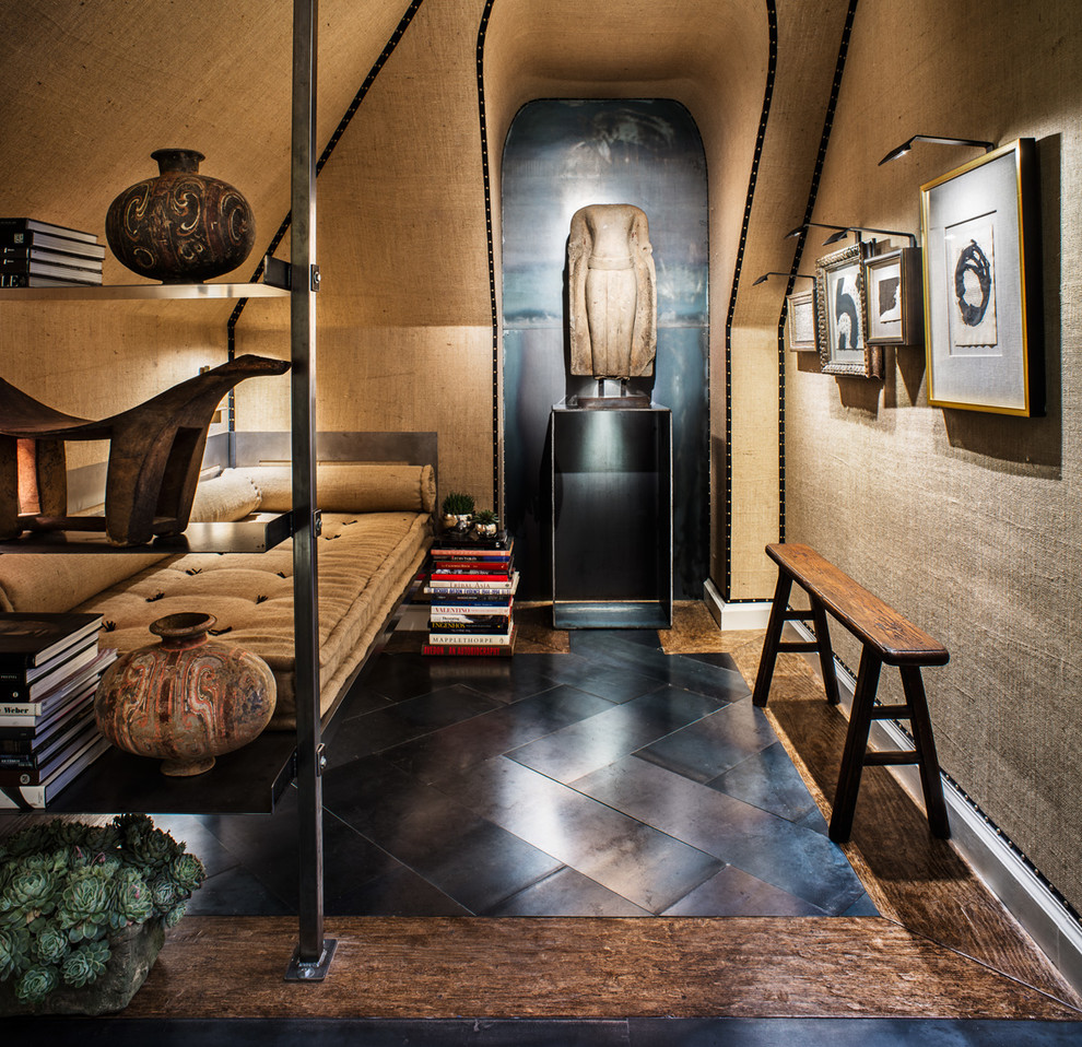 Immagine di una piccola camera degli ospiti eclettica con pareti beige, nessun camino e pavimento in legno massello medio