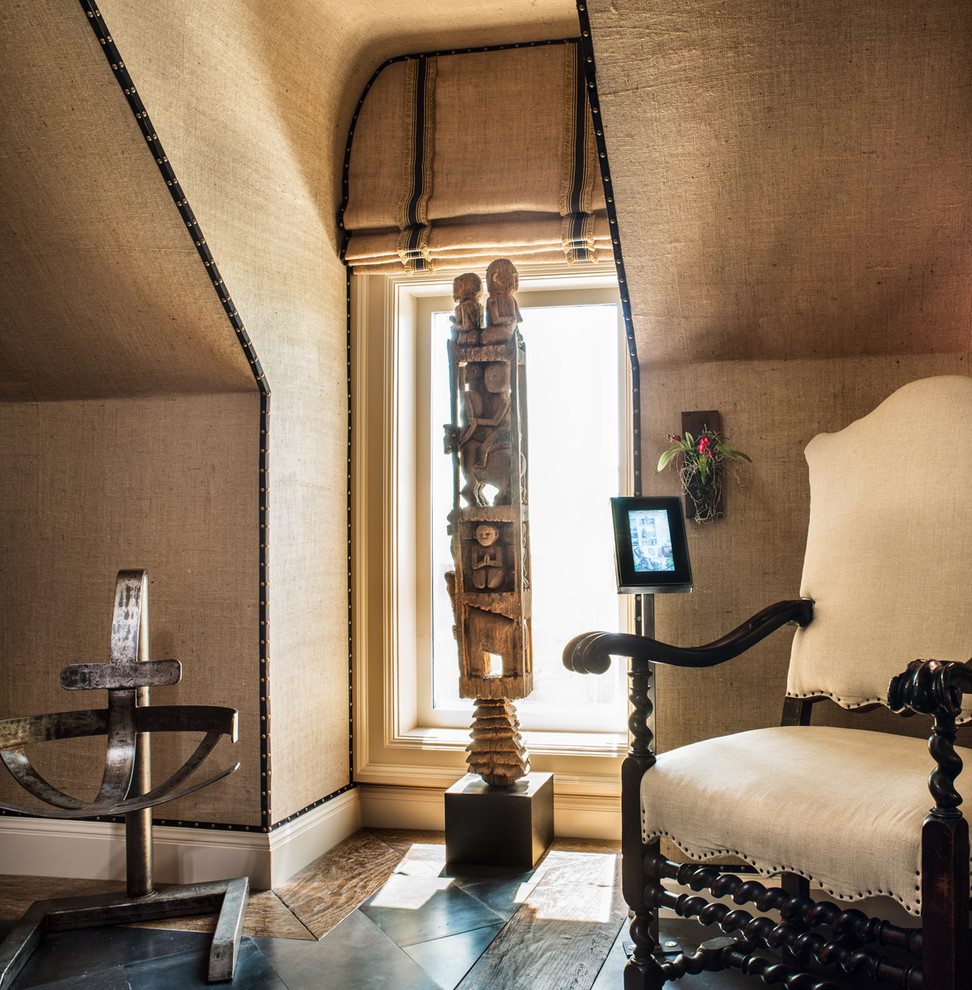 Ejemplo de habitación de invitados actual pequeña sin chimenea con paredes marrones y suelo de madera en tonos medios