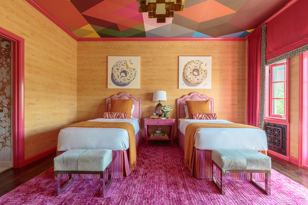 Imagen de habitación de invitados tradicional renovada grande sin chimenea con paredes multicolor y suelo de madera oscura