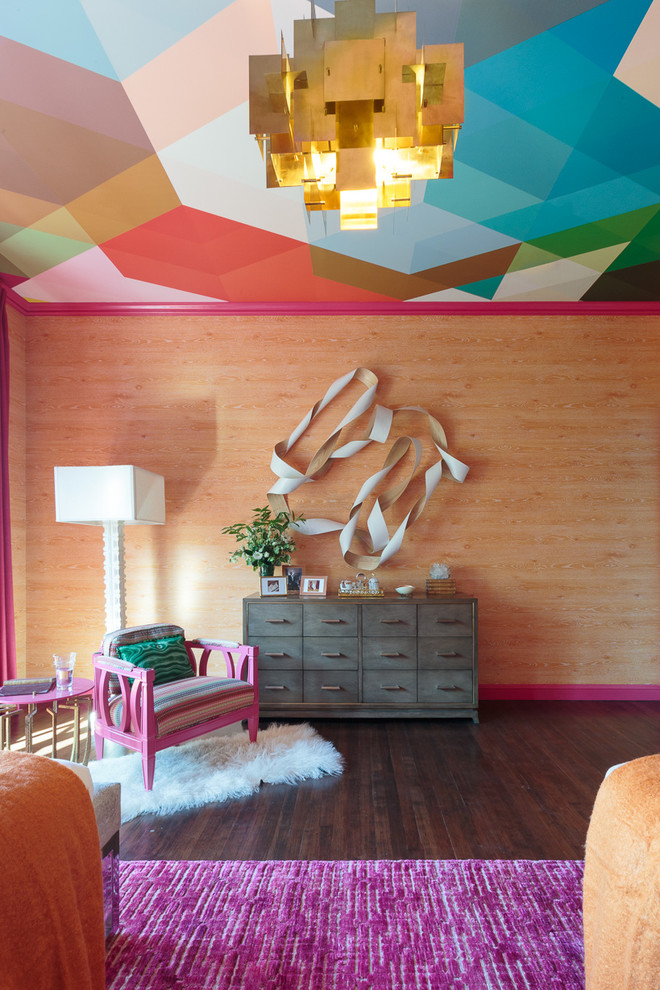 Diseño de habitación de invitados contemporánea grande sin chimenea con paredes multicolor y suelo de madera oscura
