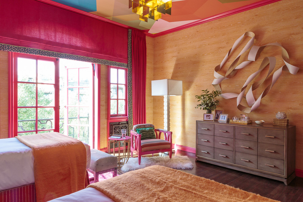 Источник вдохновения для домашнего уюта: большая гостевая спальня (комната для гостей) в стиле фьюжн с разноцветными стенами и темным паркетным полом без камина