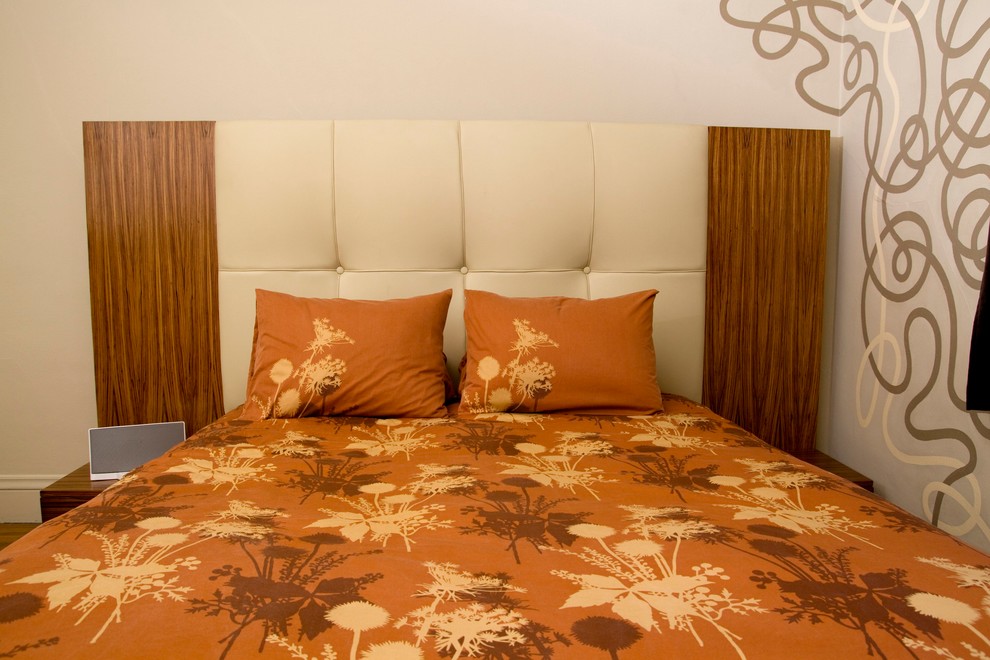 Diseño de dormitorio principal bohemio con paredes beige