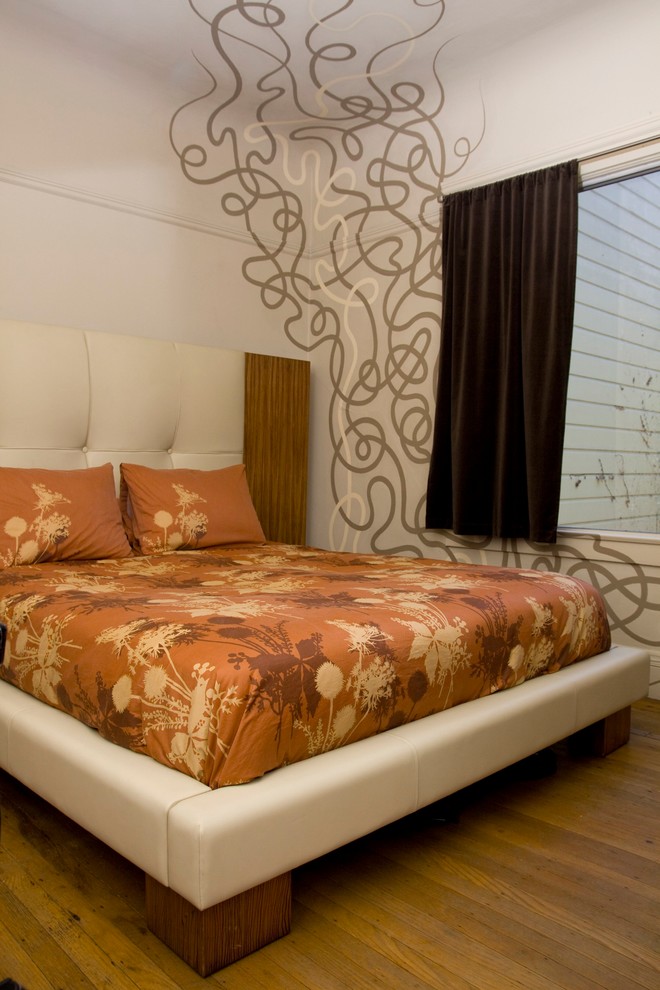 Stilmix Hauptschlafzimmer mit beiger Wandfarbe in San Francisco