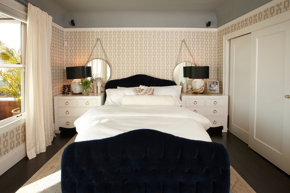 Ispirazione per una camera da letto classica con pareti beige e parquet scuro