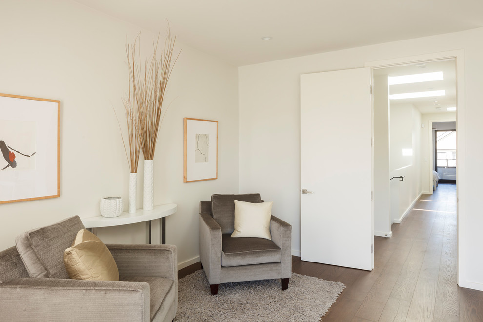 Ejemplo de habitación de invitados contemporánea de tamaño medio sin chimenea con paredes blancas, suelo de madera oscura y suelo marrón