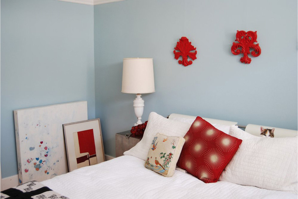 Mittelgroßes Eklektisches Gästezimmer mit blauer Wandfarbe und braunem Holzboden in San Francisco