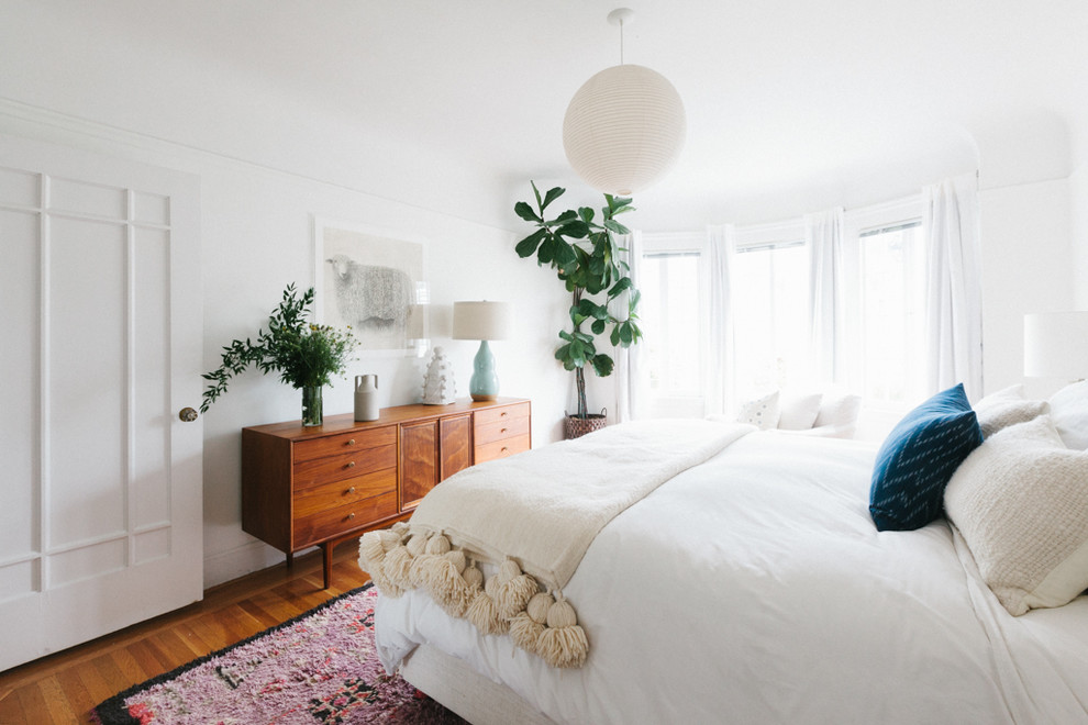サンフランシスコにある中くらいなミッドセンチュリースタイルのおしゃれな主寝室 (白い壁、無垢フローリング、暖炉なし、茶色い床、照明)
