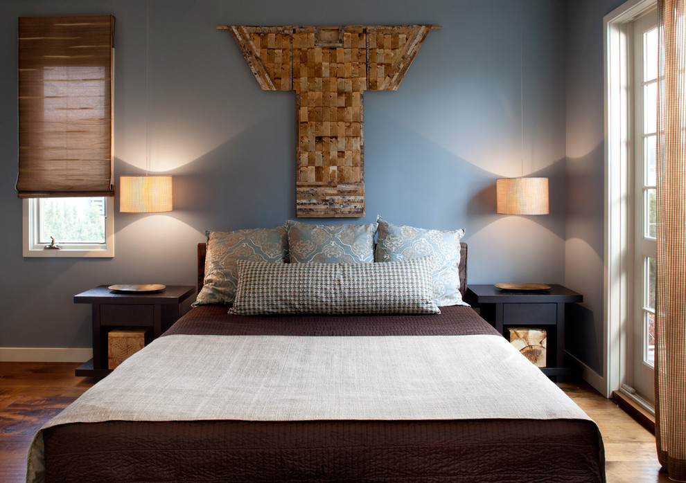 Asiatisches Hauptschlafzimmer ohne Kamin mit grauer Wandfarbe und hellem Holzboden in San Francisco