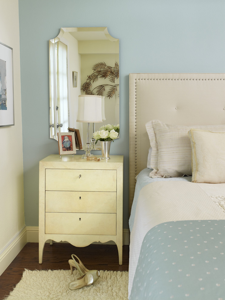 Idées déco pour une chambre parentale romantique de taille moyenne avec un mur bleu et un sol en bois brun.