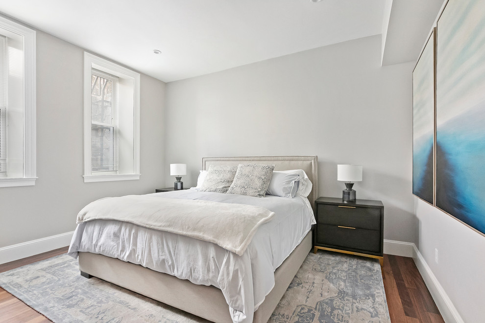 На фото: гостевая спальня среднего размера, (комната для гостей) в стиле модернизм с серыми стенами, паркетным полом среднего тона и коричневым полом с