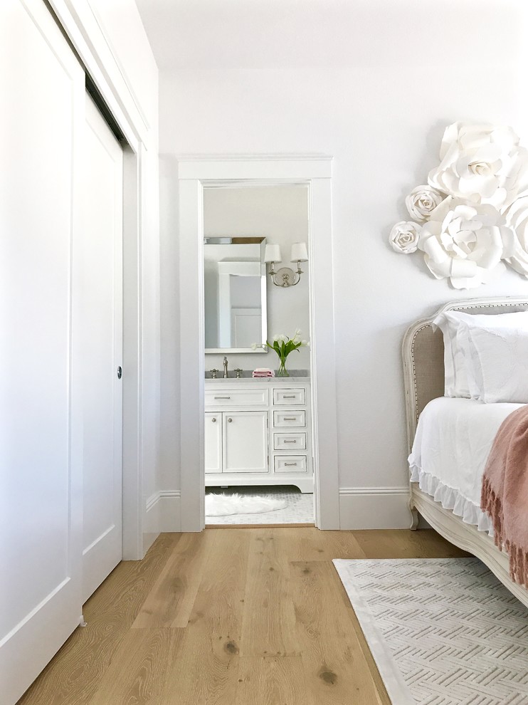 Стильный дизайн: хозяйская спальня в современном стиле с паркетным полом среднего тона и бежевым полом - последний тренд