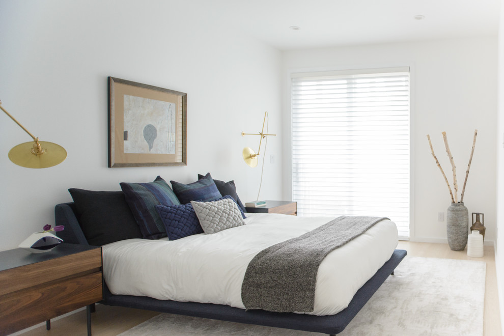 Modernes Schlafzimmer ohne Kamin mit weißer Wandfarbe und hellem Holzboden in San Francisco