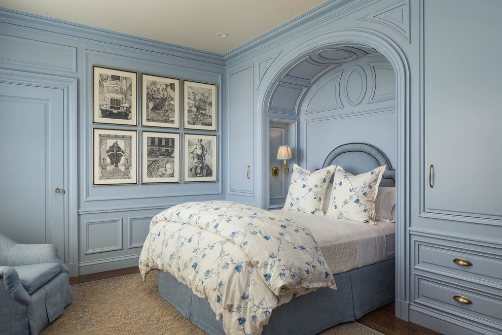 Klassisches Schlafzimmer mit blauer Wandfarbe, braunem Holzboden und braunem Boden in San Francisco
