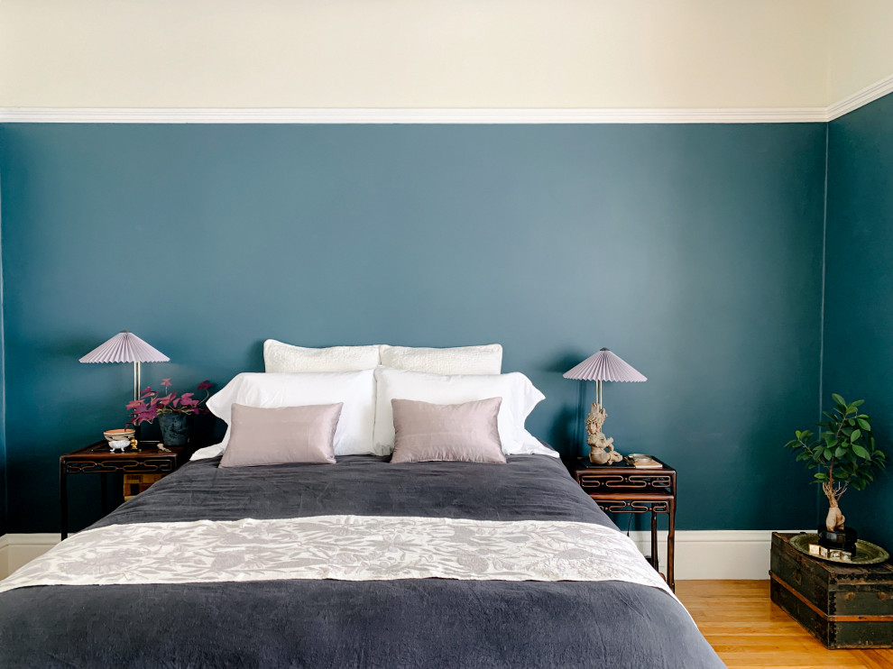 Идея дизайна: хозяйская спальня среднего размера в восточном стиле с синими стенами, паркетным полом среднего тона, коричневым полом и сводчатым потолком без камина