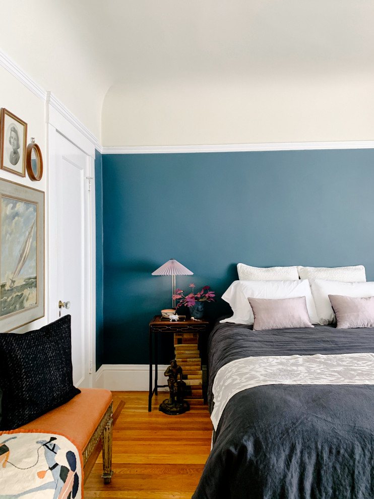 サンフランシスコにある中くらいなアジアンスタイルのおしゃれな主寝室 (青い壁、無垢フローリング、暖炉なし、茶色い床、三角天井) のレイアウト