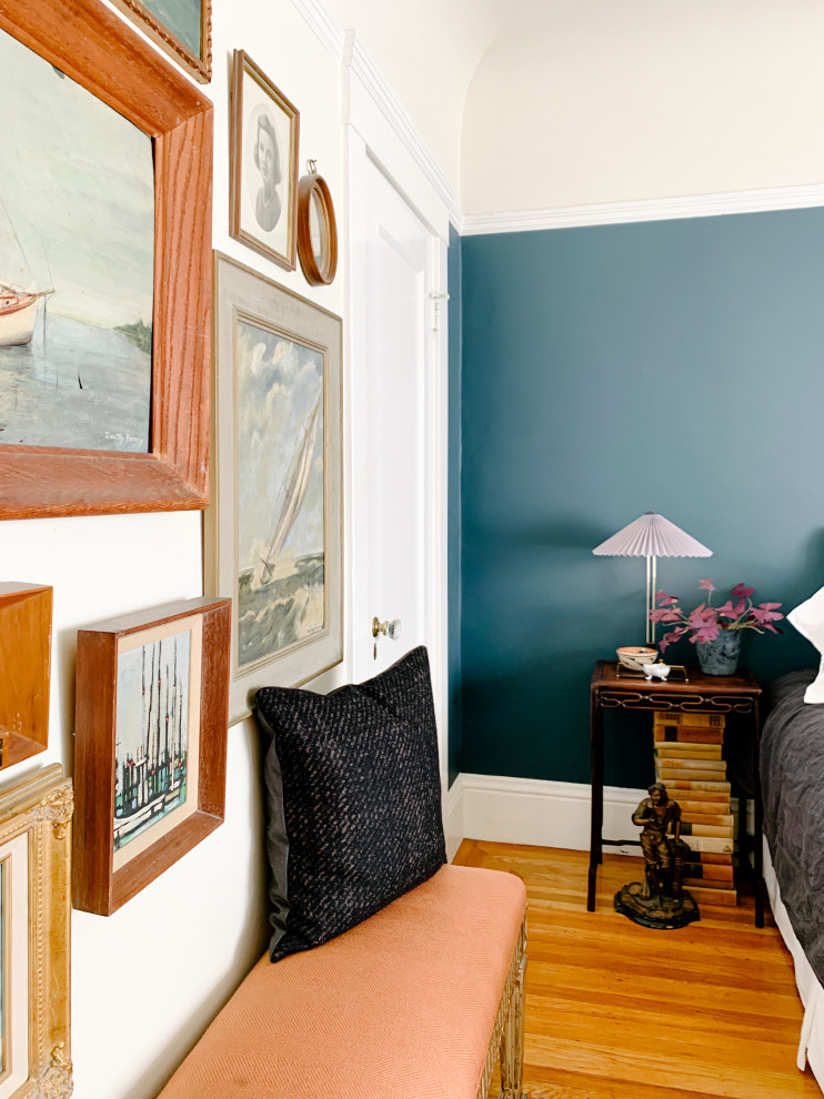 Mittelgroßes Asiatisches Hauptschlafzimmer ohne Kamin mit blauer Wandfarbe, braunem Holzboden, braunem Boden und gewölbter Decke in San Francisco