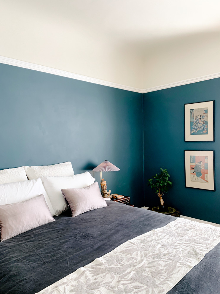 Стильный дизайн: хозяйская спальня среднего размера в восточном стиле с синими стенами, паркетным полом среднего тона, коричневым полом и сводчатым потолком без камина - последний тренд