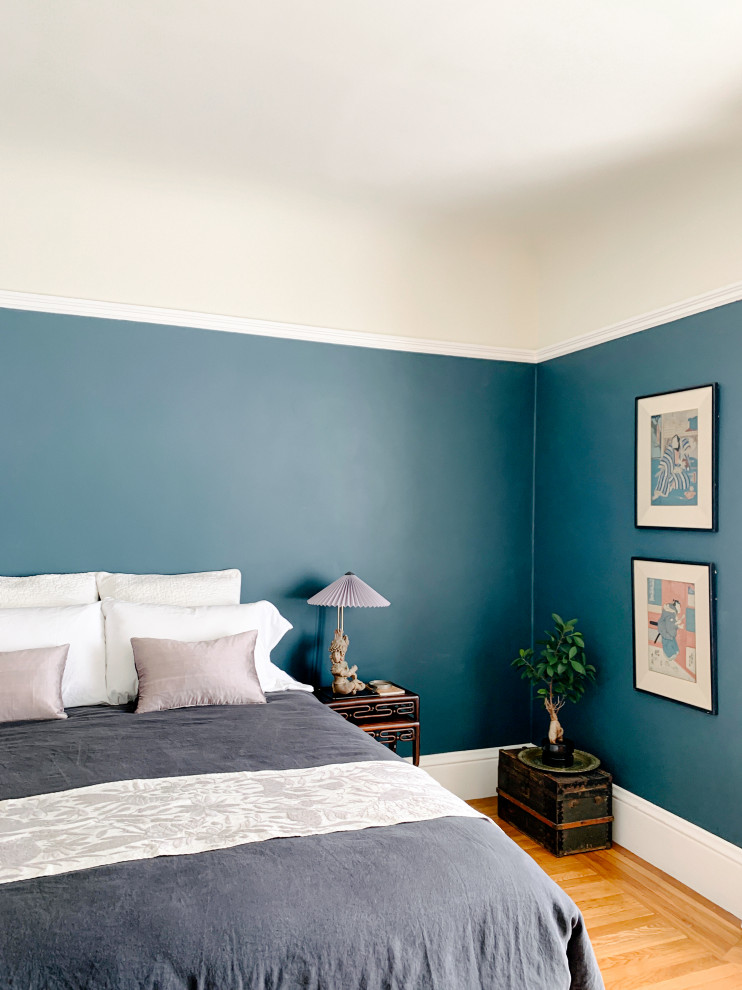 На фото: хозяйская спальня среднего размера в восточном стиле с синими стенами, паркетным полом среднего тона, коричневым полом и сводчатым потолком без камина с