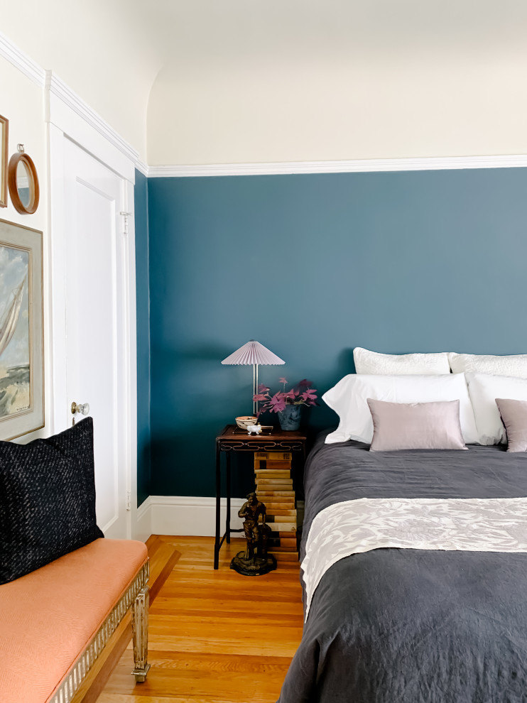 サンフランシスコにある中くらいなアジアンスタイルのおしゃれな主寝室 (青い壁、無垢フローリング、暖炉なし、茶色い床、三角天井) のインテリア