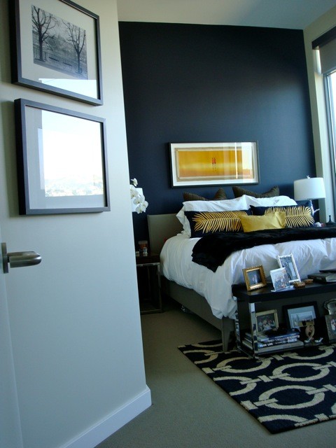 На фото: хозяйская спальня в современном стиле с черными стенами