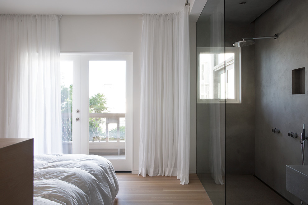 На фото: хозяйская спальня среднего размера в современном стиле с серыми стенами и тюлем
