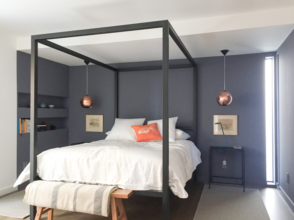 Kleines Modernes Gästezimmer mit grauer Wandfarbe, braunem Holzboden und grauem Boden in San Francisco