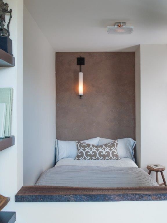 Diseño de dormitorio rural pequeño con paredes beige