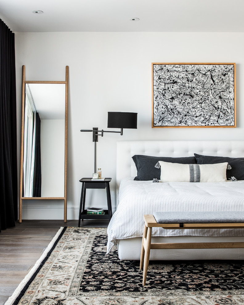 Esempio di una camera da letto minimal con pareti bianche, pavimento in legno massello medio e pavimento marrone