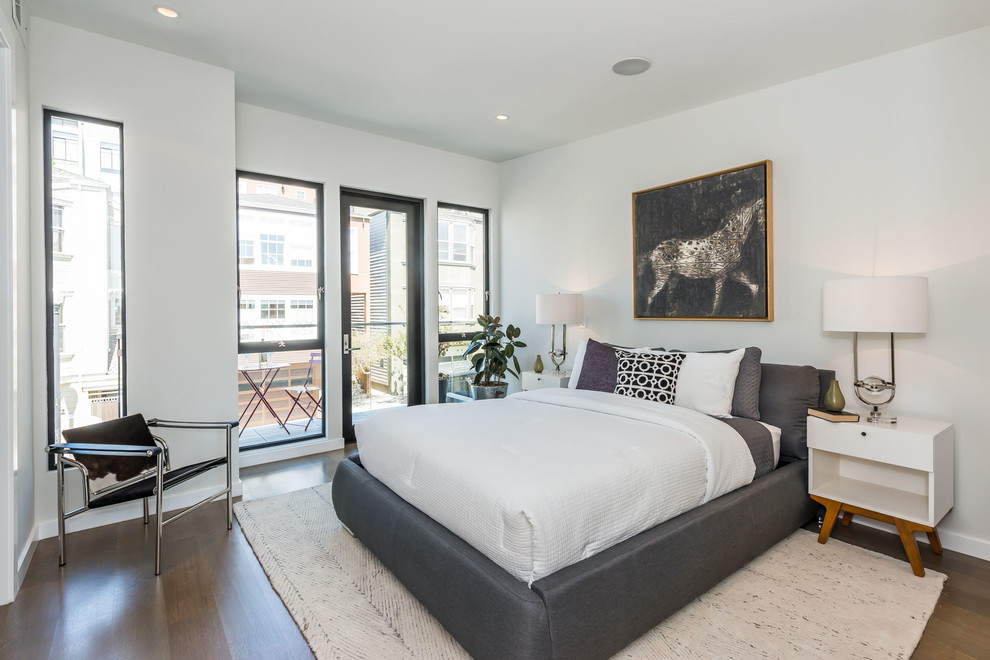 サンフランシスコにあるコンテンポラリースタイルのおしゃれな寝室 (白い壁、濃色無垢フローリング、茶色い床、グレーとブラウン)