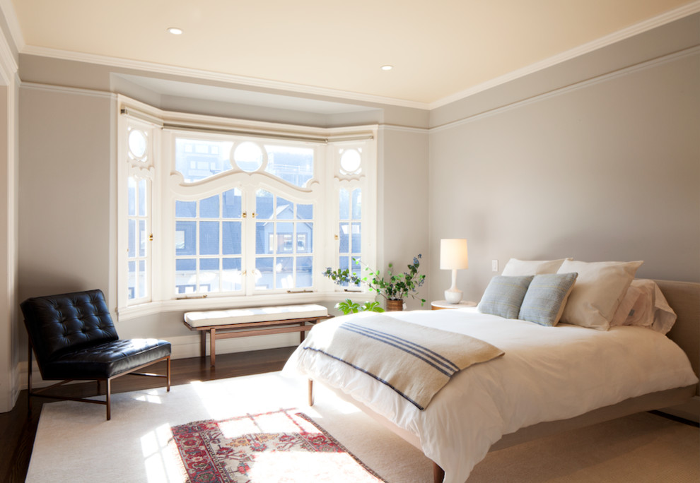 На фото: хозяйская спальня среднего размера в стиле модернизм с серыми стенами и паркетным полом среднего тона