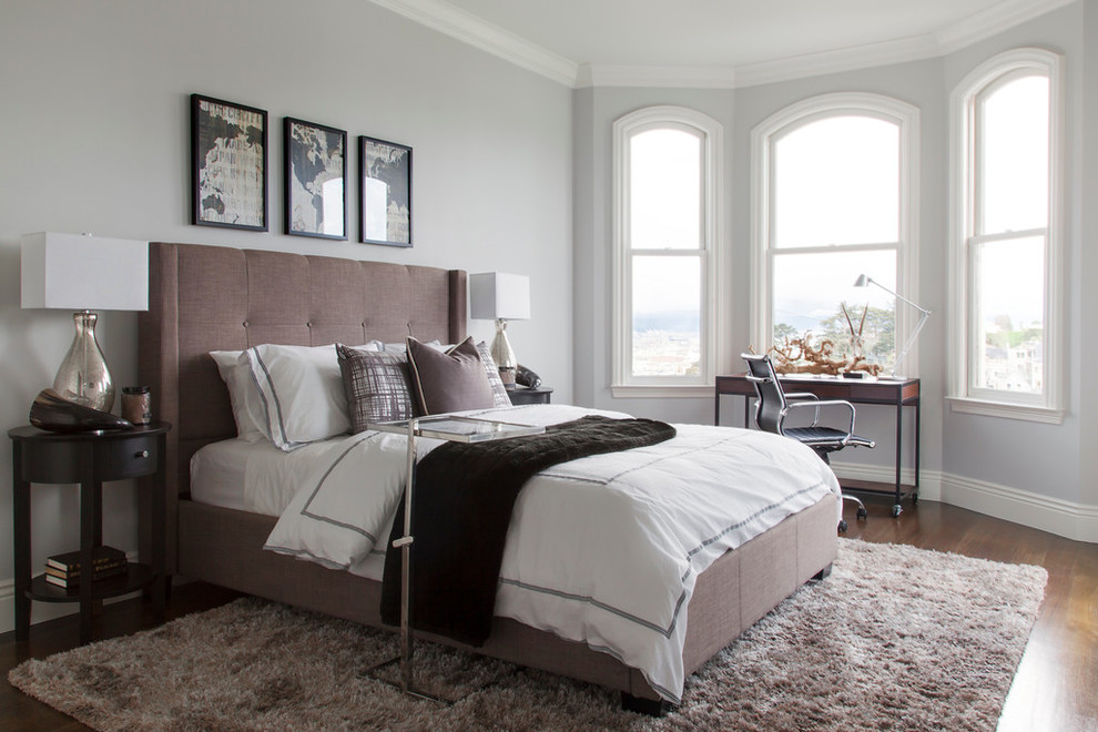 Klassisches Hauptschlafzimmer mit grauer Wandfarbe und braunem Holzboden in San Francisco