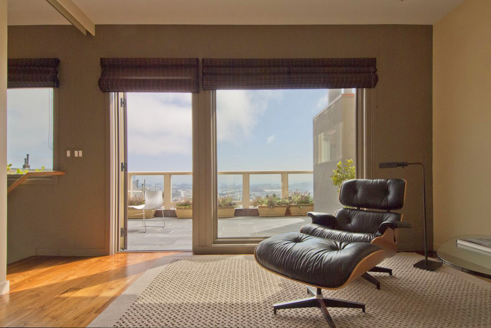 Modernes Schlafzimmer mit braunem Holzboden in San Francisco