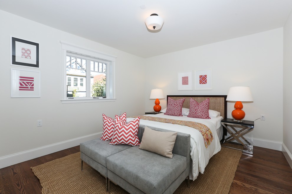Cette photo montre une chambre grise et rose tendance avec un mur blanc et parquet foncé.