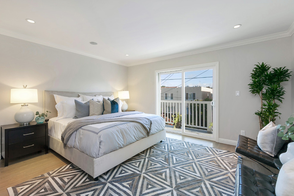 サンフランシスコにある中くらいなトランジショナルスタイルのおしゃれな主寝室 (グレーの壁、淡色無垢フローリング、暖炉なし)