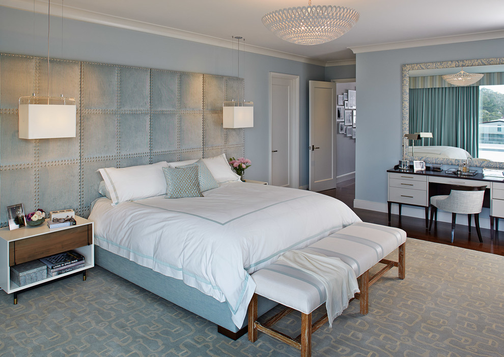 サンフランシスコにある広いトランジショナルスタイルのおしゃれな主寝室 (青い壁、濃色無垢フローリング、暖炉なし、茶色い床) のインテリア
