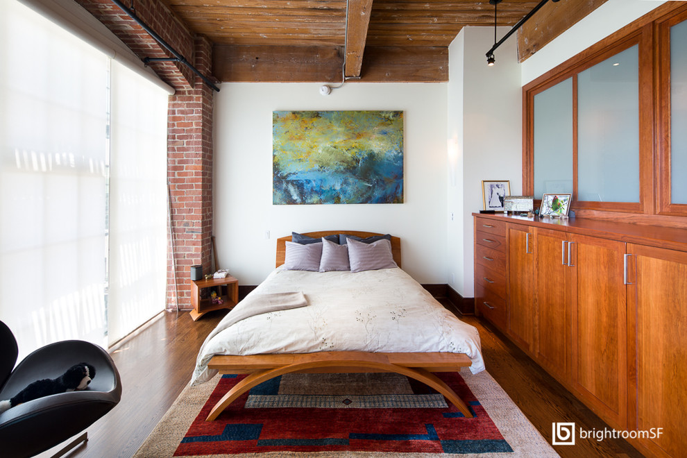 サンフランシスコにある中くらいなインダストリアルスタイルのおしゃれな客用寝室 (白い壁)