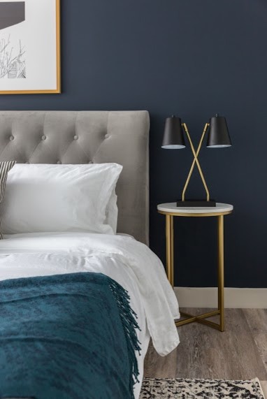 Diseño de dormitorio principal bohemio pequeño con paredes azules, suelo de madera clara y suelo beige