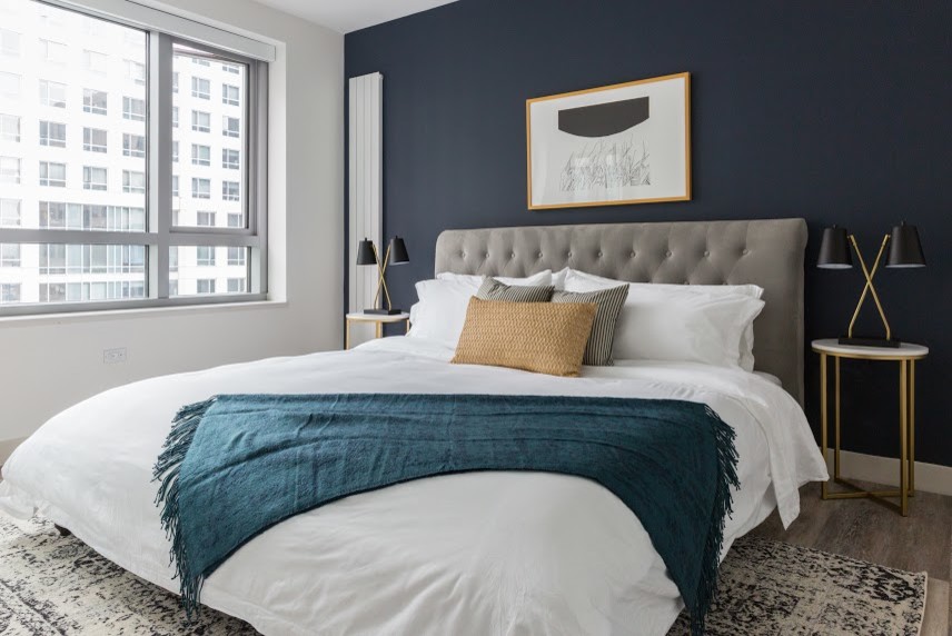 Kleines Eklektisches Hauptschlafzimmer mit blauer Wandfarbe, hellem Holzboden und beigem Boden in San Francisco