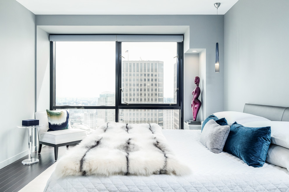 Foto di una camera da letto contemporanea con pareti grigie, parquet scuro e pavimento nero