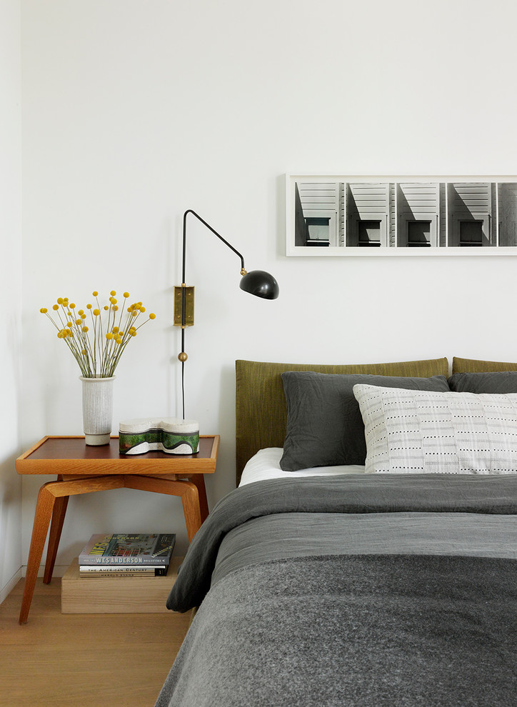 Идея дизайна: спальня в современном стиле с белыми стенами, паркетным полом среднего тона и коричневым полом