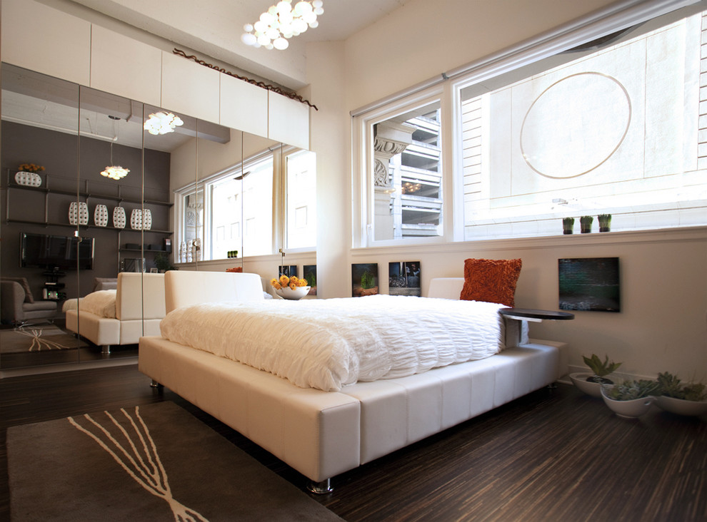 Diseño de dormitorio moderno con suelo de madera oscura