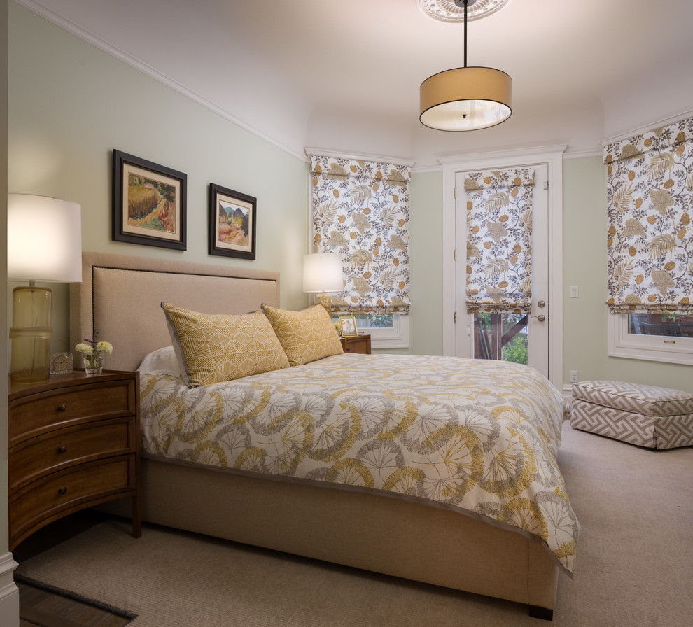 Foto de dormitorio principal clásico de tamaño medio sin chimenea con paredes verdes y suelo de madera en tonos medios