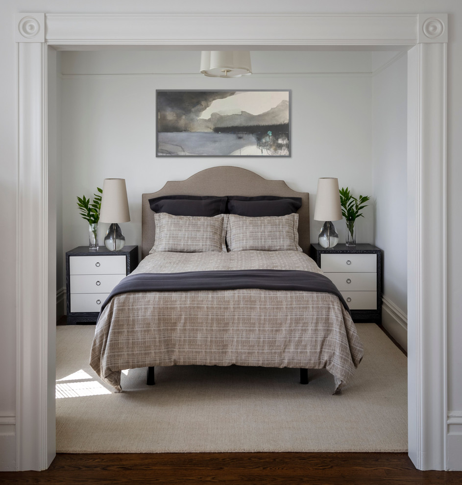 Стильный дизайн: спальня в стиле неоклассика (современная классика) с белыми стенами, темным паркетным полом и коричневым полом - последний тренд