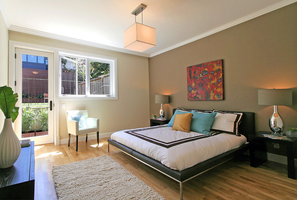 Cette image montre une chambre design avec un mur marron et un sol en bois brun.