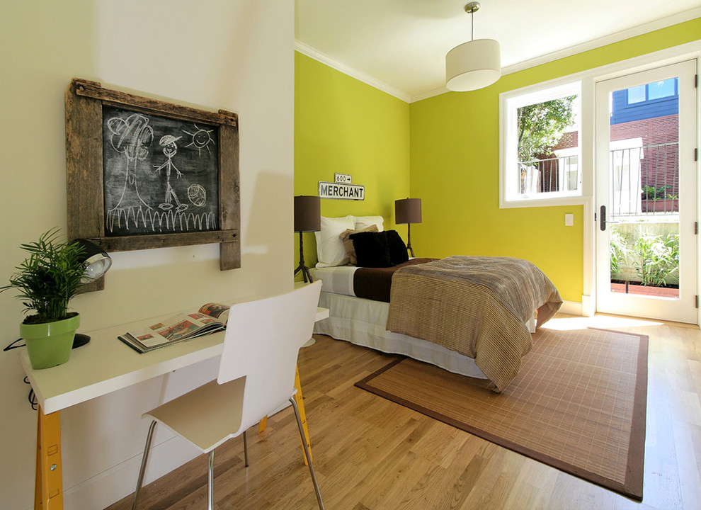 Aménagement d'une chambre contemporaine avec un mur vert, un sol en bois brun et aucune cheminée.
