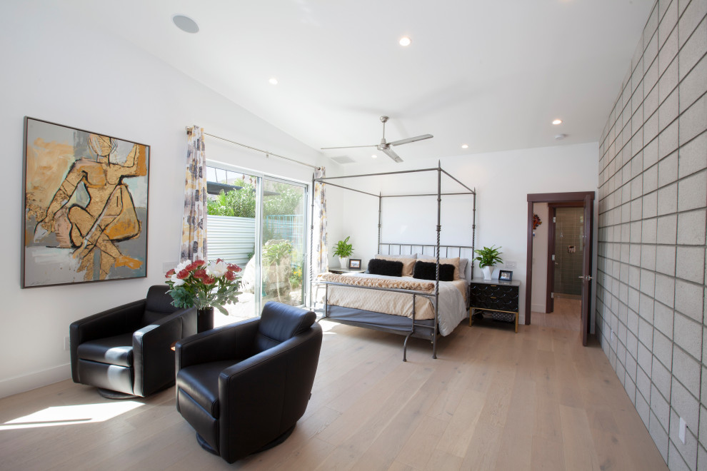 Großes Modernes Hauptschlafzimmer mit weißer Wandfarbe, braunem Holzboden und beigem Boden in Sonstige